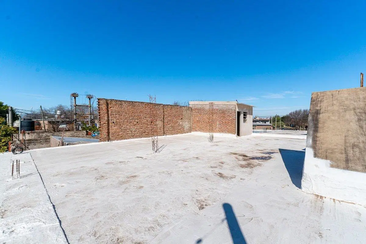 Galpón en venta zona Sur a una cuadra de Uriburu 3