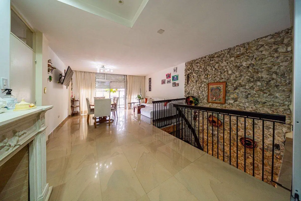EXCLUSIVA RESIDENCIA CON ESPACIO PROFESIONAL 3