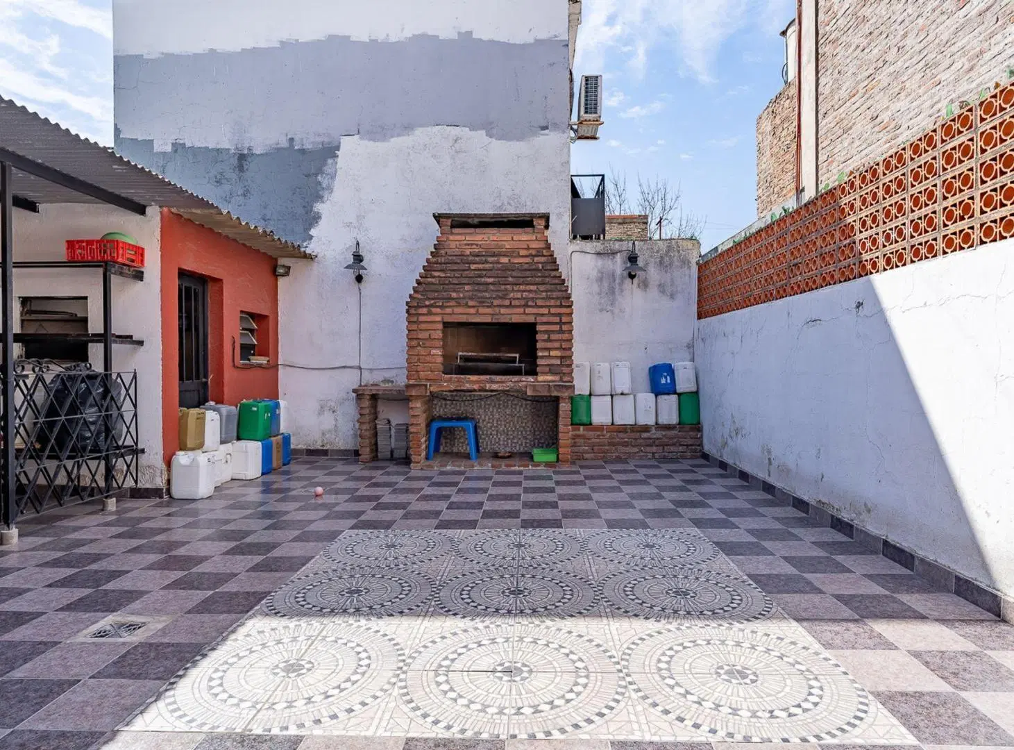 CASA EN VENTA 4 DORMITORIOS CON COCHERA Y PATIO 2