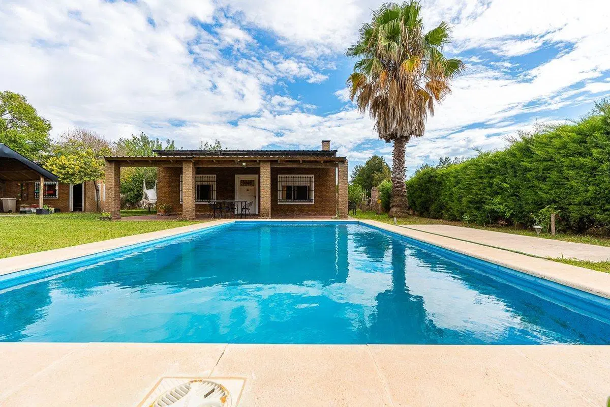CASA EN VENTA CON PISCINA APTA CREDITO ALVEAR 4