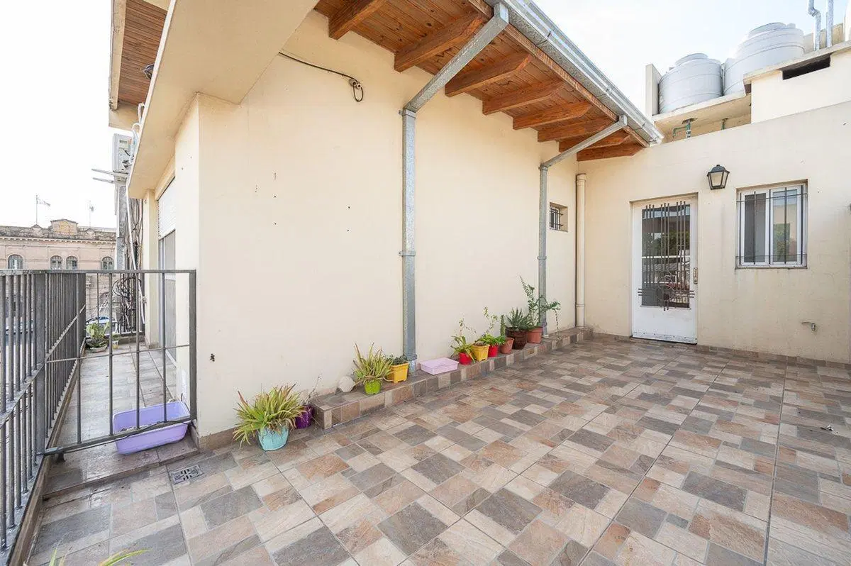 Venta edificio con 3 departamentos y cochera 5