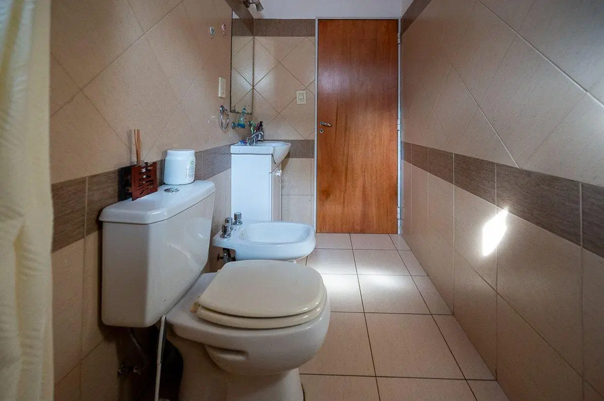 Venta edificio con 3 departamentos y cochera 8