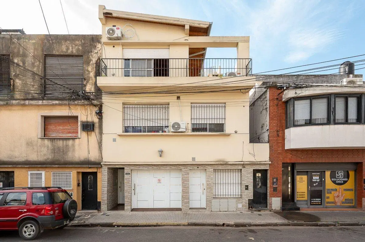 Venta edificio con 3 departamentos y cochera 2