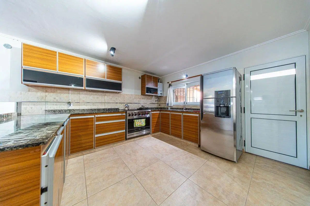 CASA VENTA CAPITAN BERMUDEZ 3 DORMITORIOS PILETA 2