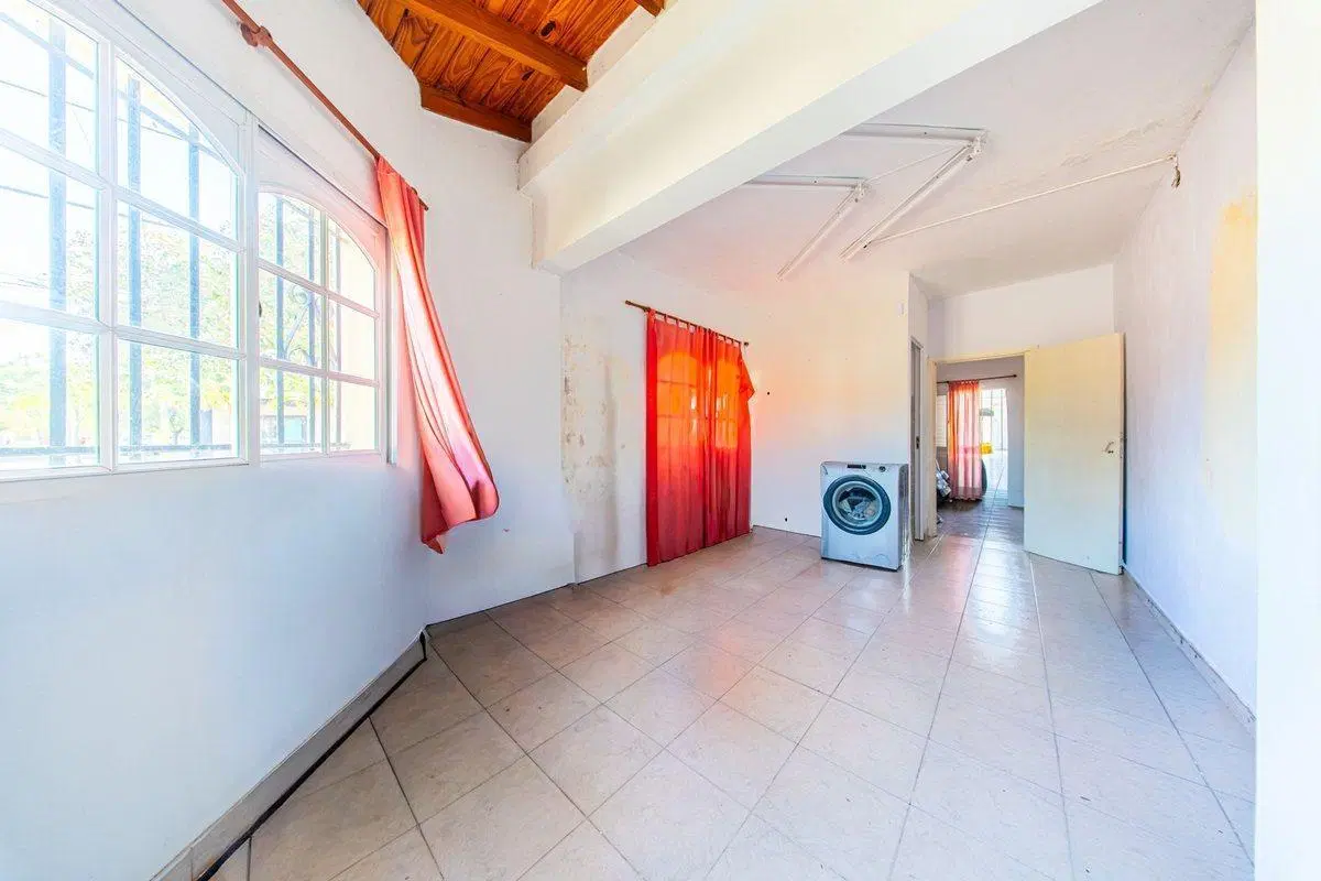 VENTA CASA 2 DORMITORIOS CON LOCAL  SAN LORENZO 8