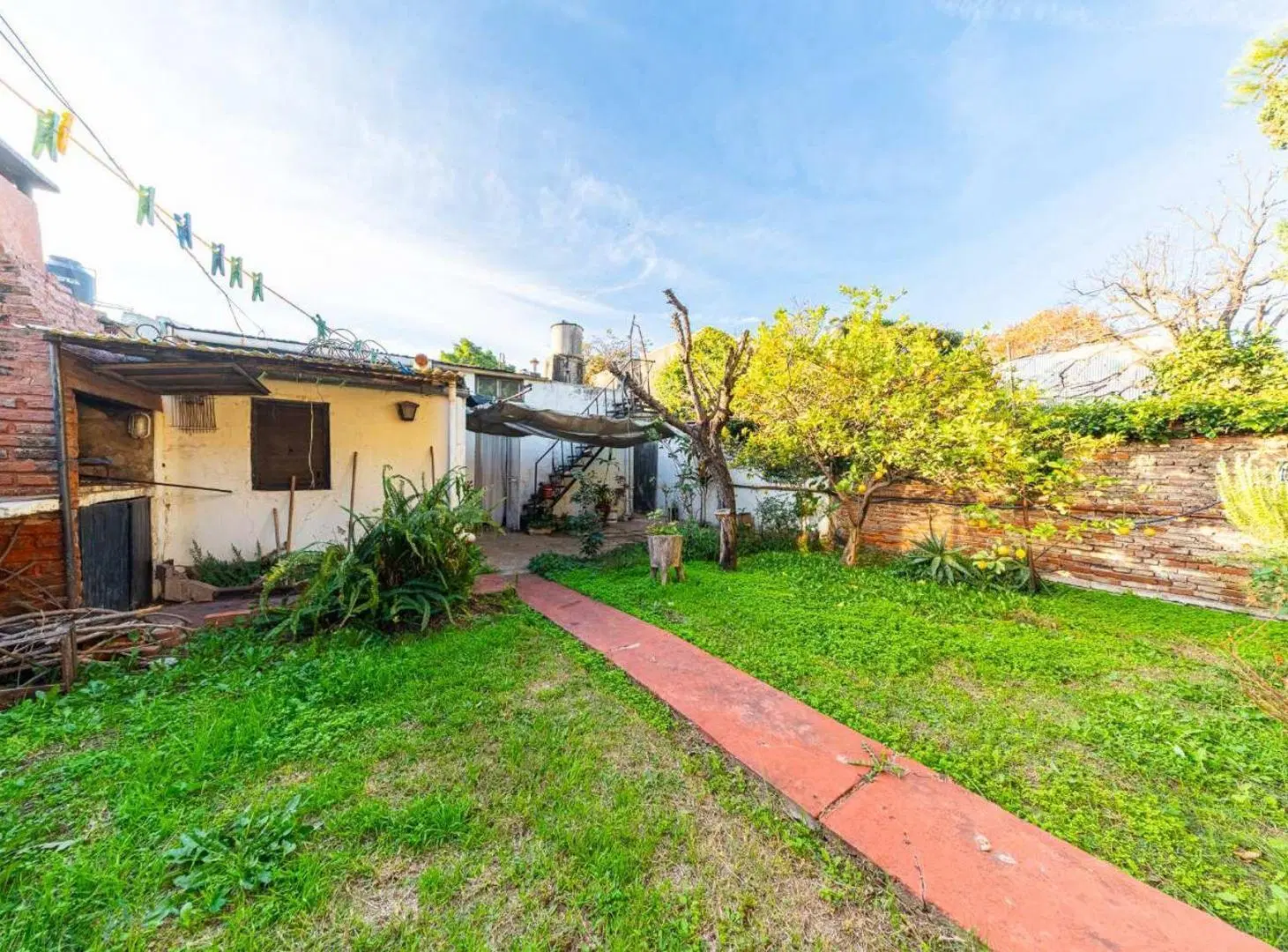 CASA DE 3 DORMITORIOS EN VENTA CON COCHERA, PATIO 3