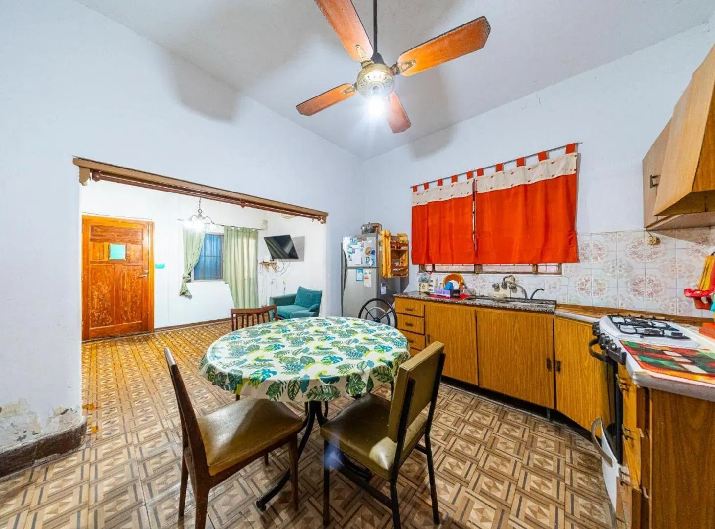 CASA DE 3 DORMITORIOS EN VENTA CON COCHERA, PATIO 1