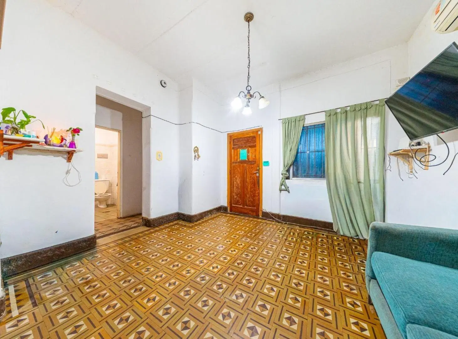 CASA DE 3 DORMITORIOS EN VENTA CON COCHERA, PATIO 2