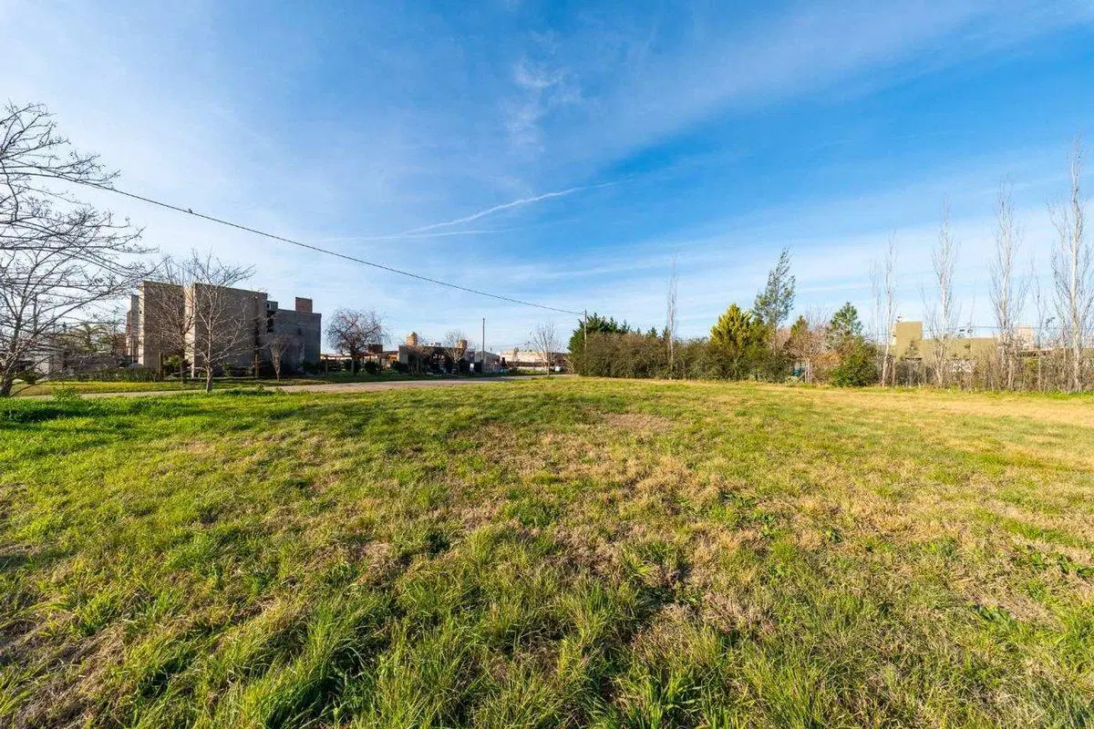 Venta de Terreno en Esquina en Funes City 2