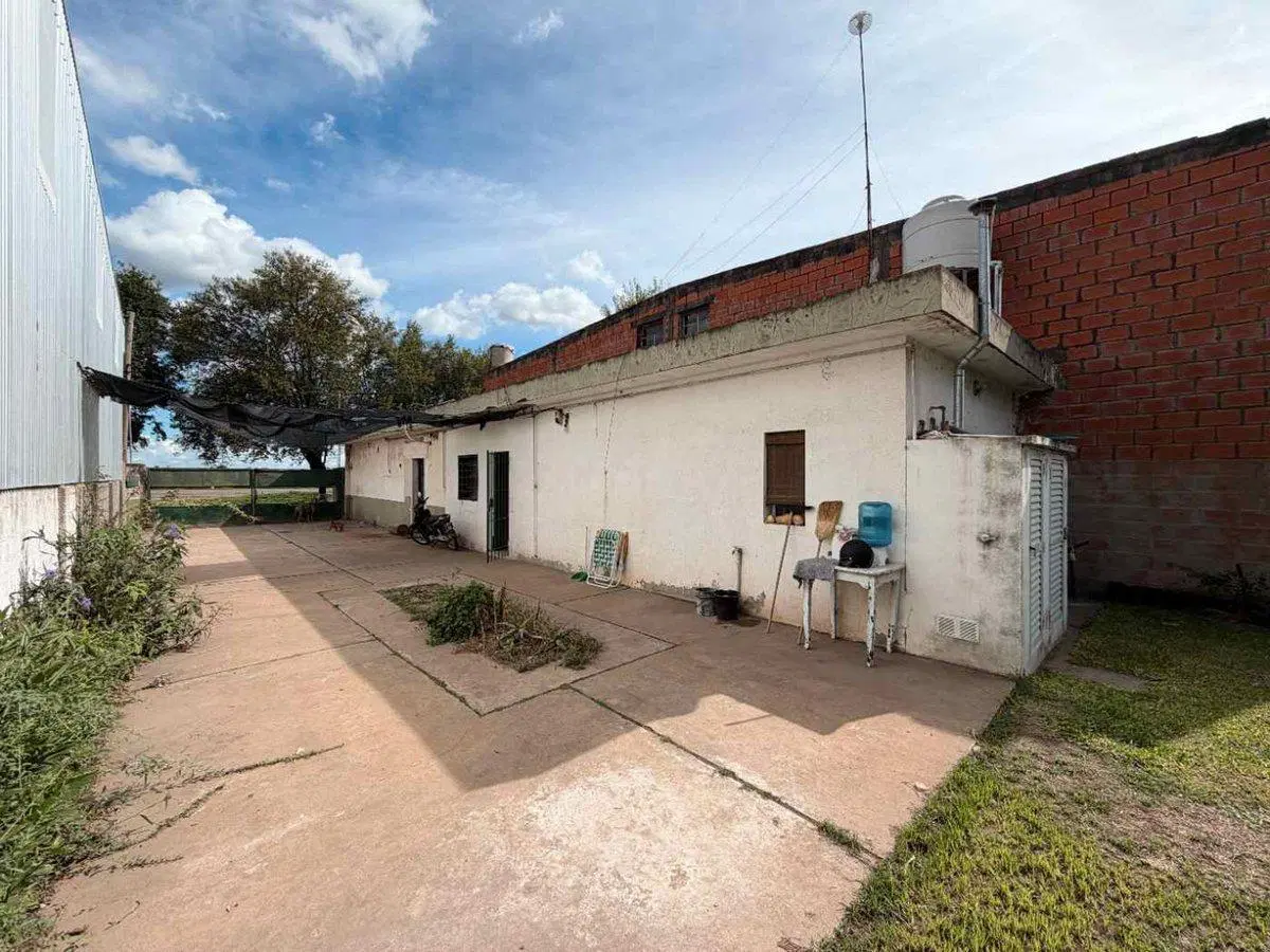 CASA EN VENTA 1 DORMITORIO + LOCAL + PATIO 5