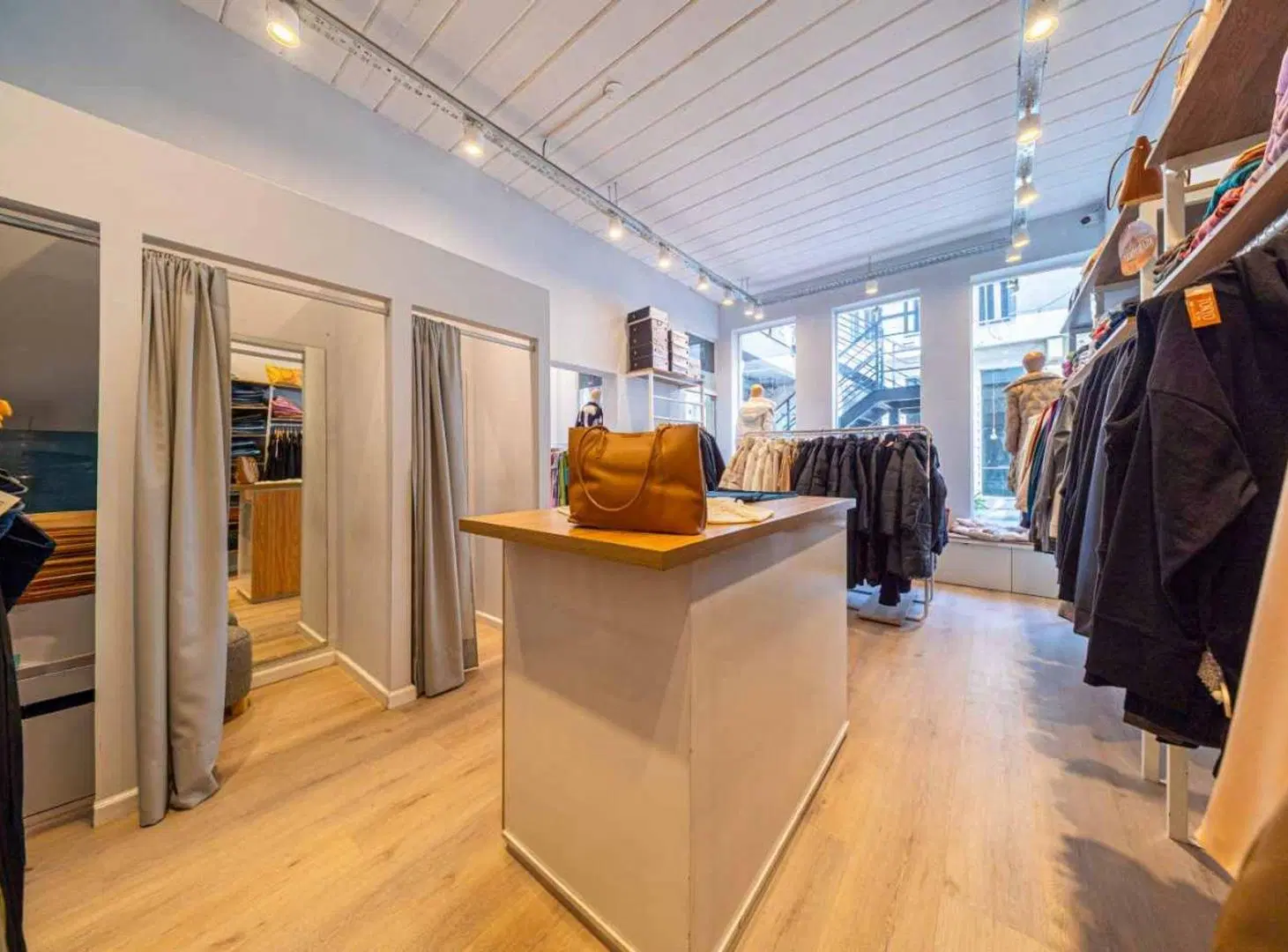 LOCAL COMERCIAL EN VENTA EN GALERIA VICTORIA FUNES 3