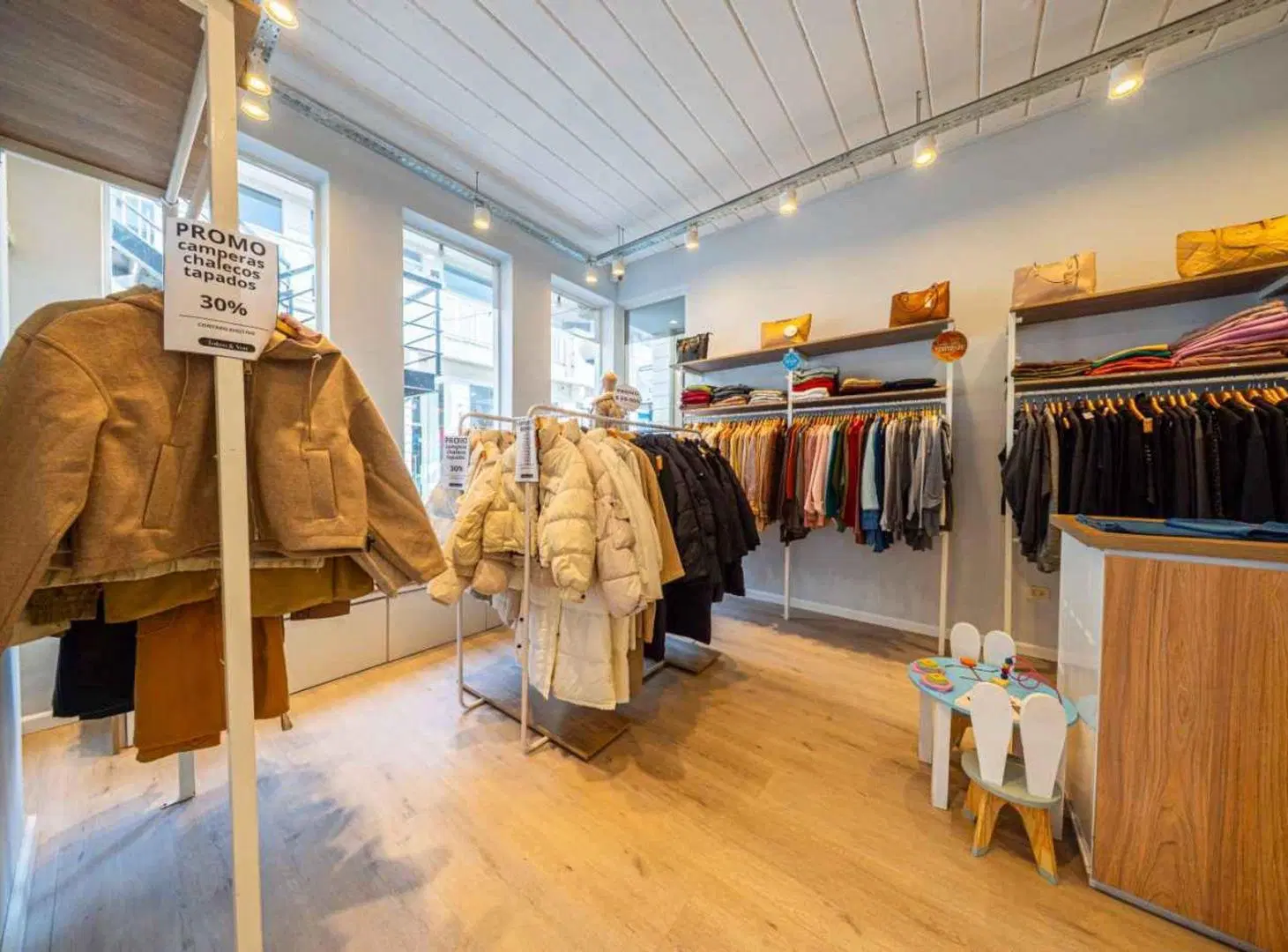 LOCAL COMERCIAL EN VENTA EN GALERIA VICTORIA FUNES 5