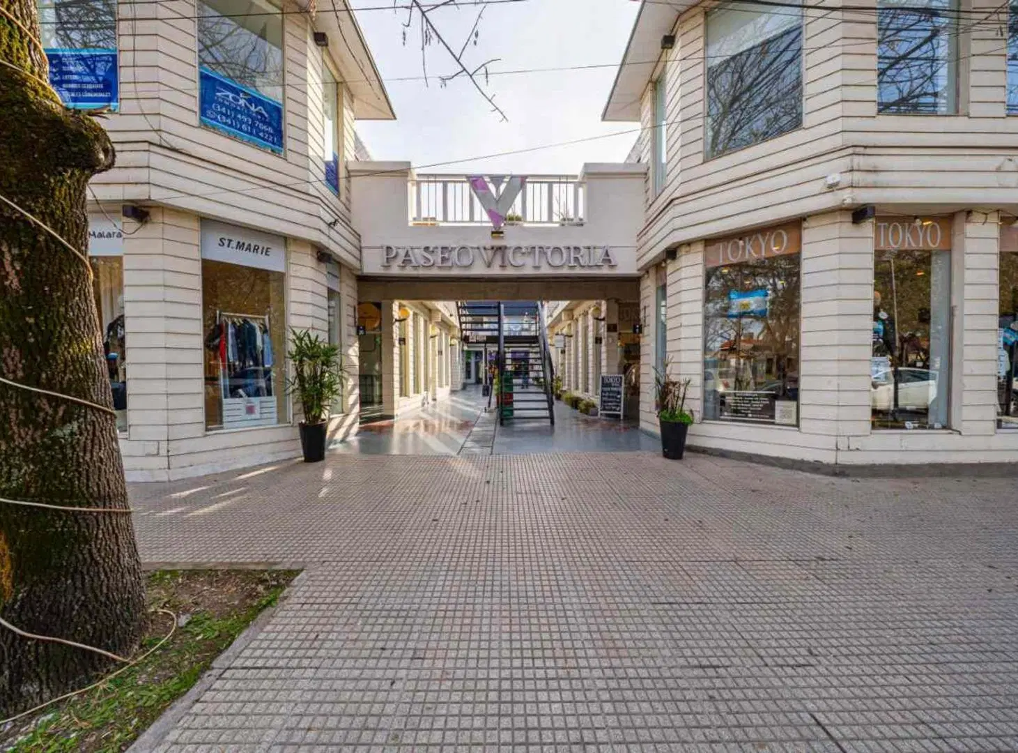 LOCAL COMERCIAL EN VENTA EN GALERIA VICTORIA FUNES 1