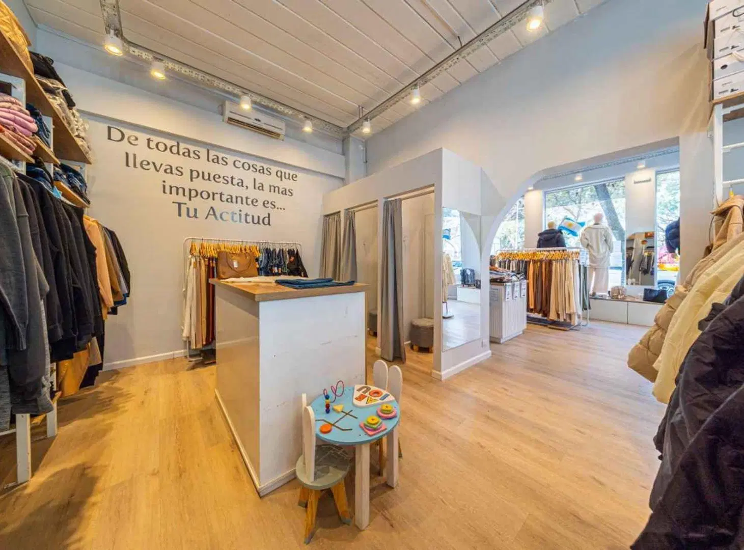 LOCAL COMERCIAL EN VENTA EN GALERIA VICTORIA FUNES 4