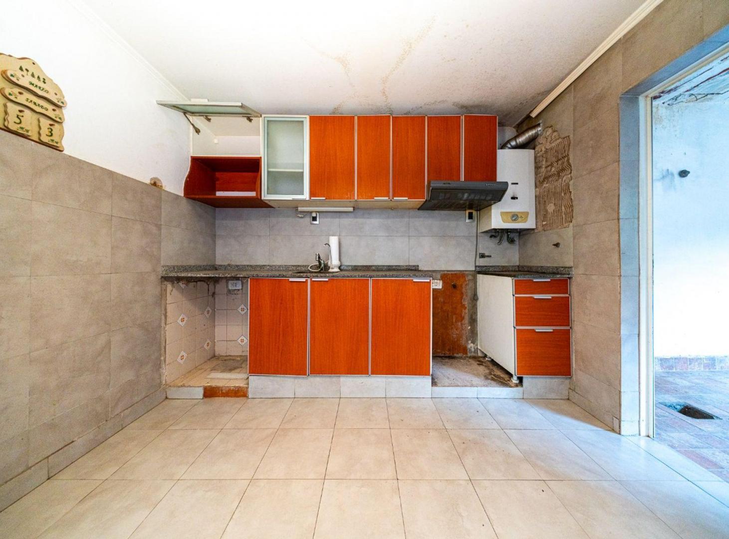 Foto de VENTA CASA 4 DORMITORIOS BARRIO ALVEAR CON COCHERA, imagen 2