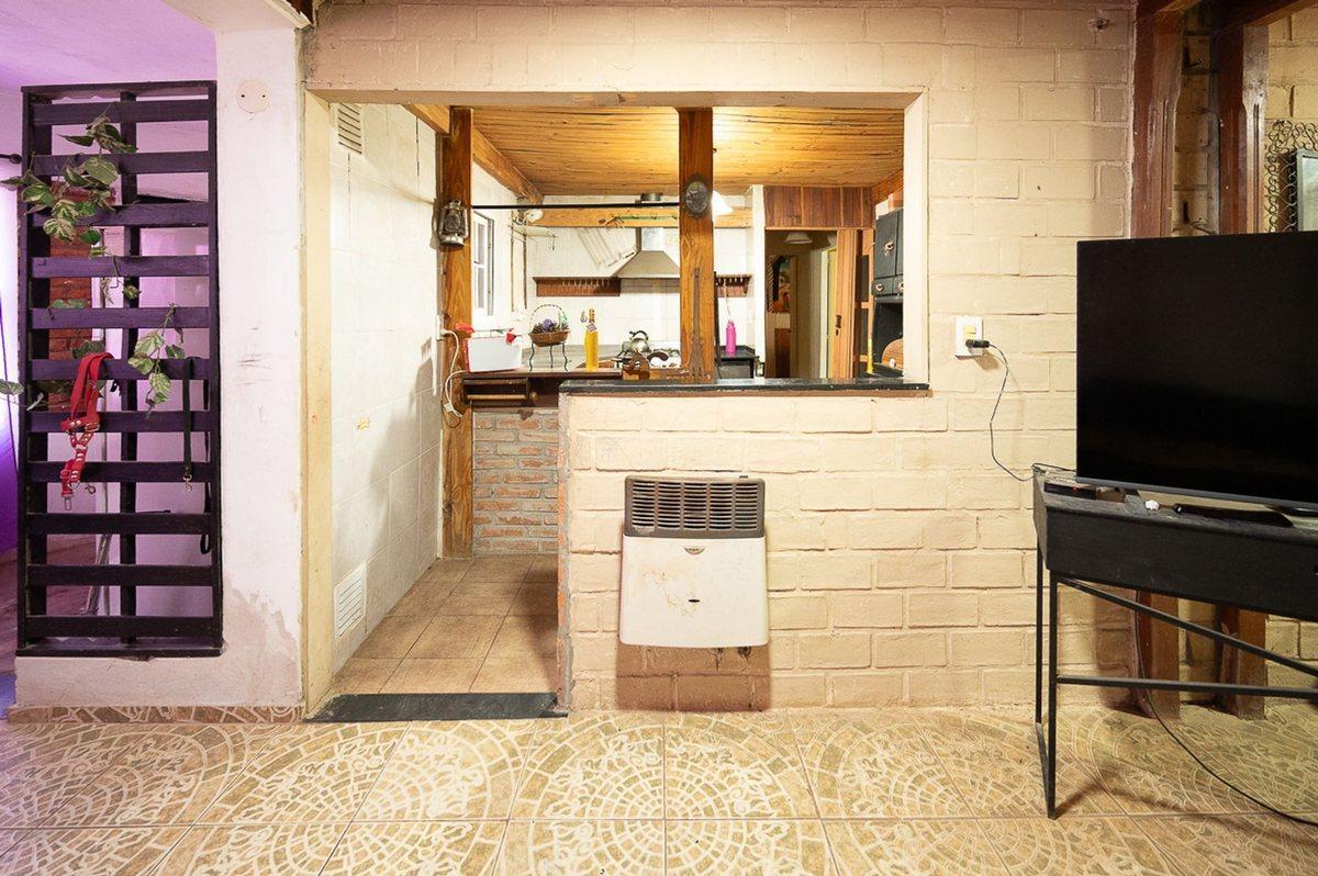 Foto de CASA EN VENTA 3 DORMITORIOS EN FUNES CON PILETA, imagen 3