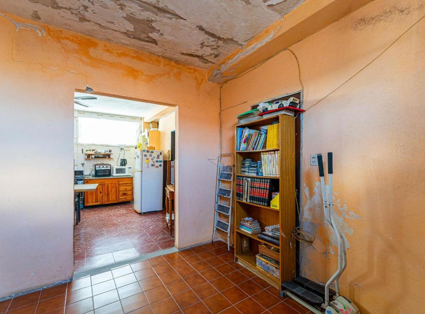 Foto de CASA VENTA 4 DORMITORIOS BARRIO SARMIENTO ALBERDI, imagen 2