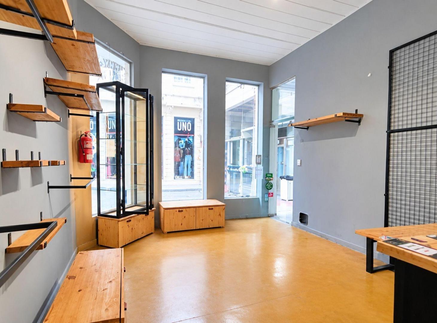 Foto de LOCAL COMERCIAL EN VENTA EN GALERIA VICTORIA FUNES, imagen 2