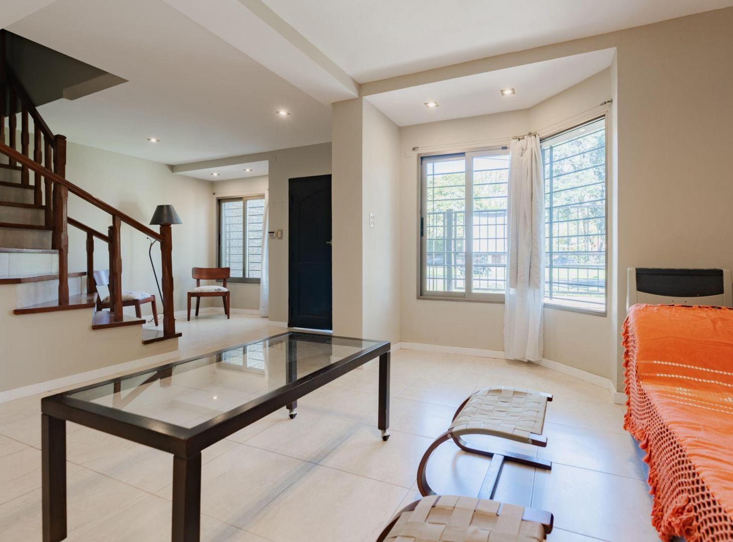 Foto de Venta de casa con 4 dormis y cochera en Baigorria, imagen 3