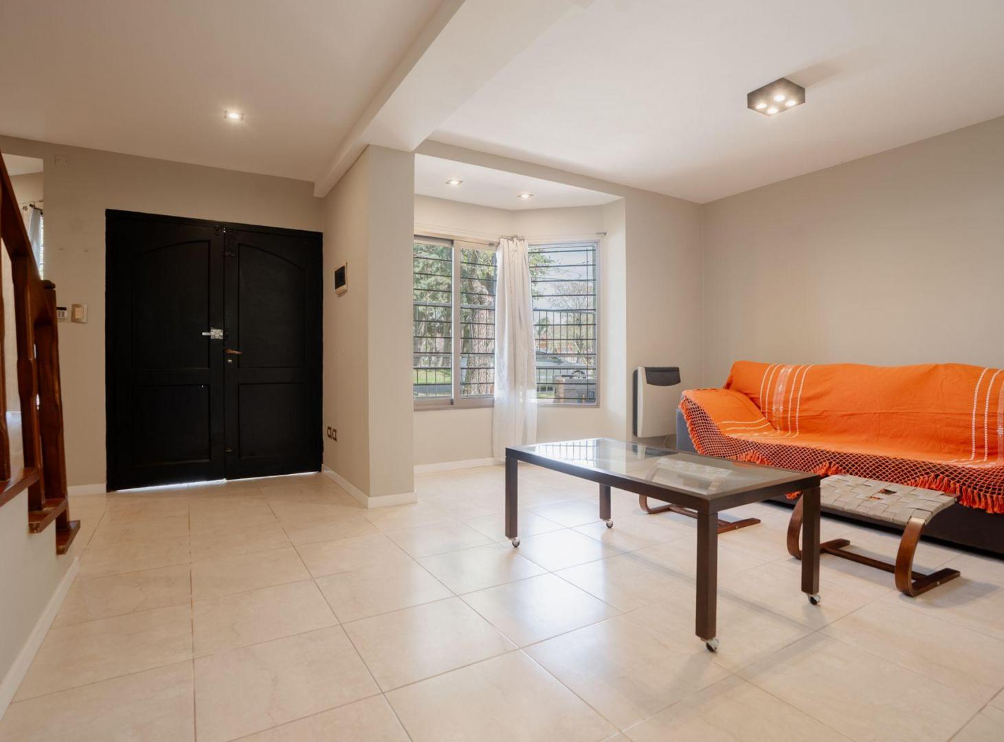 Foto de Venta de casa con 4 dormis y cochera en Baigorria, imagen 2