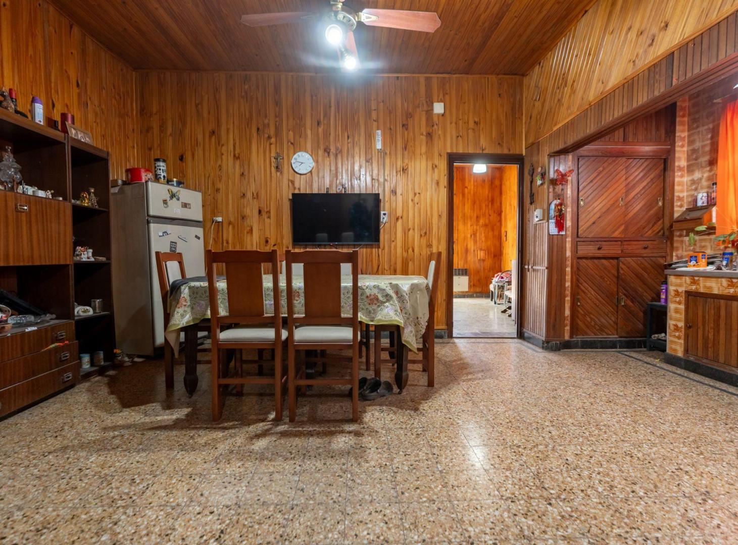 Foto de CASA EN VENTA 2 DORMITORIOS GALPON PATIO COCHERA, imagen 2