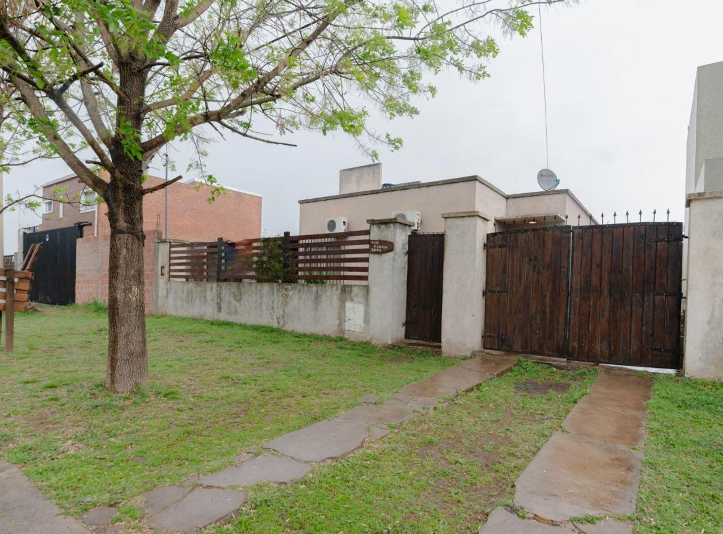 Foto de Venta de casa de 2 dormis patio y pileta Ibarlucea, imagen 4