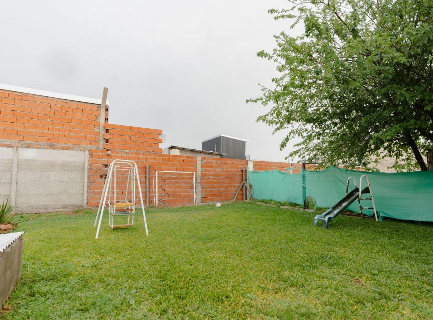 Foto de Venta de casa de 2 dormis patio y pileta Ibarlucea, imagen 2