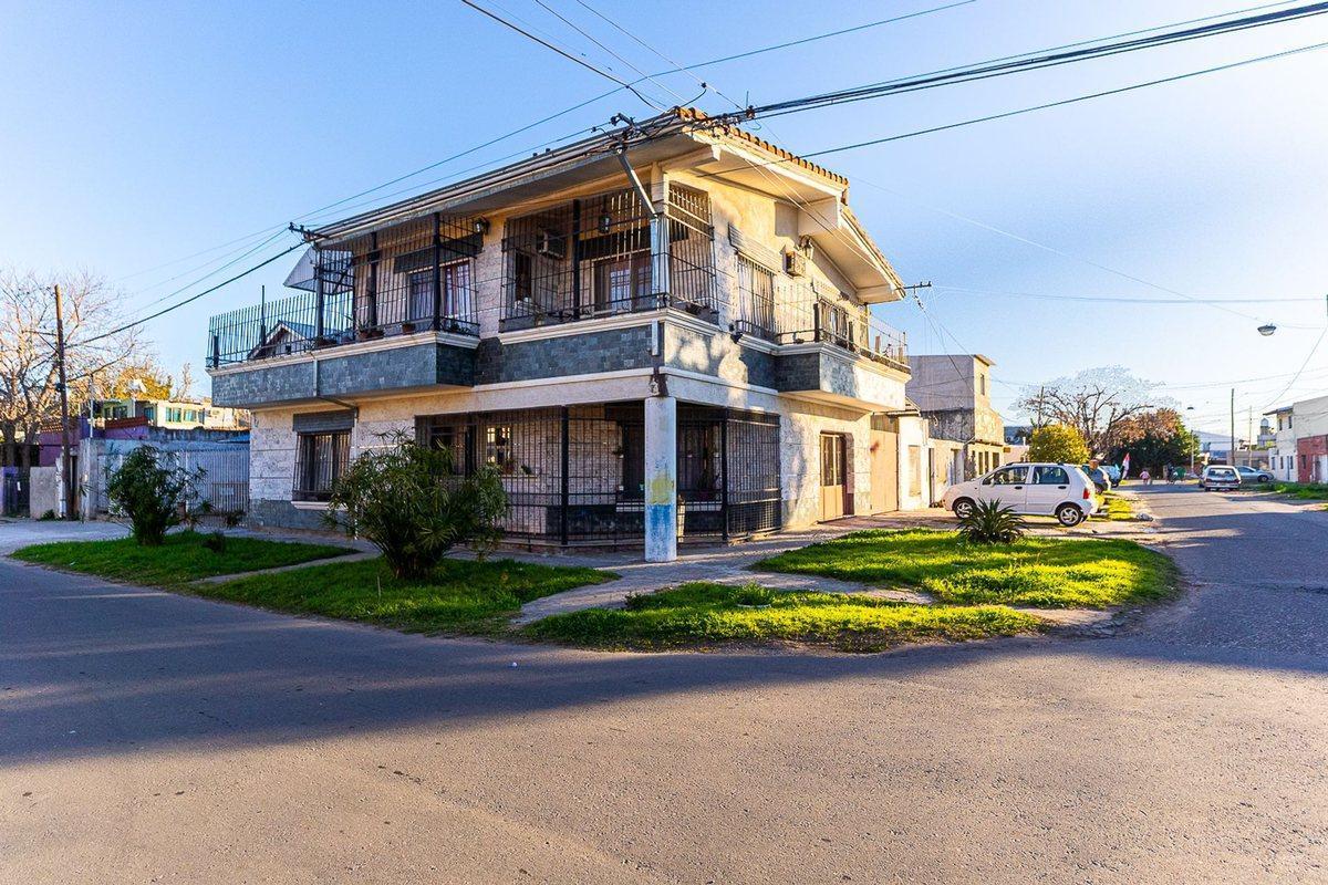 Foto de Casa en venta 3 dormitorios cochera apta credito, imagen 2