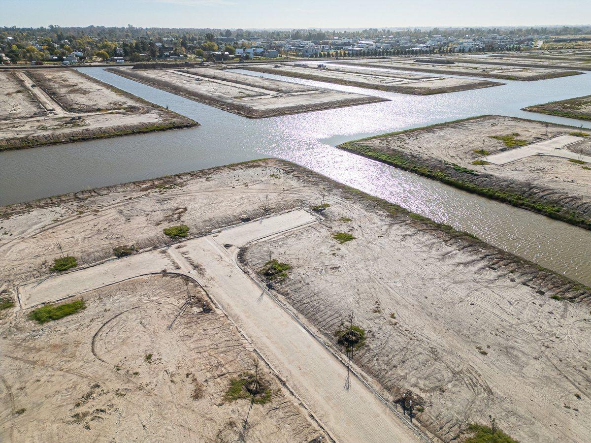 Foto de VENTA LOTE FUNES LAKES AGUADAS 600 M2 FRENTE LAGO, imagen 2