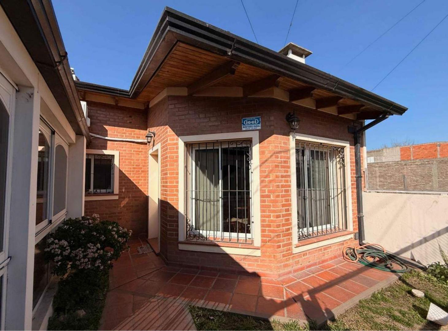 Foto de CASA EN VENTA 3 DORM Y COCHERA EN SAN LORENZO, imagen 2