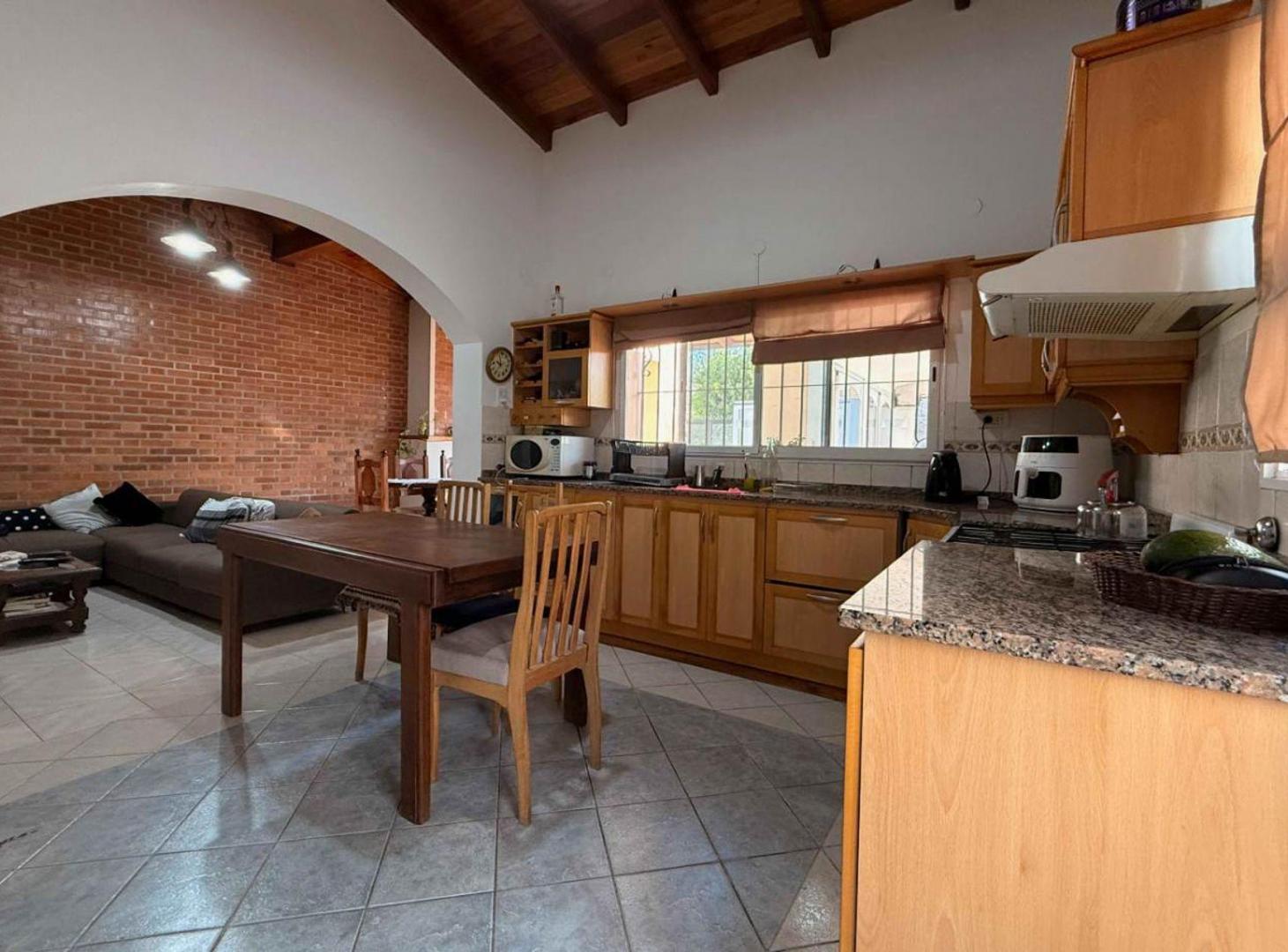 Foto de CASA EN VENTA 3 DORM Y COCHERA EN SAN LORENZO, imagen 4
