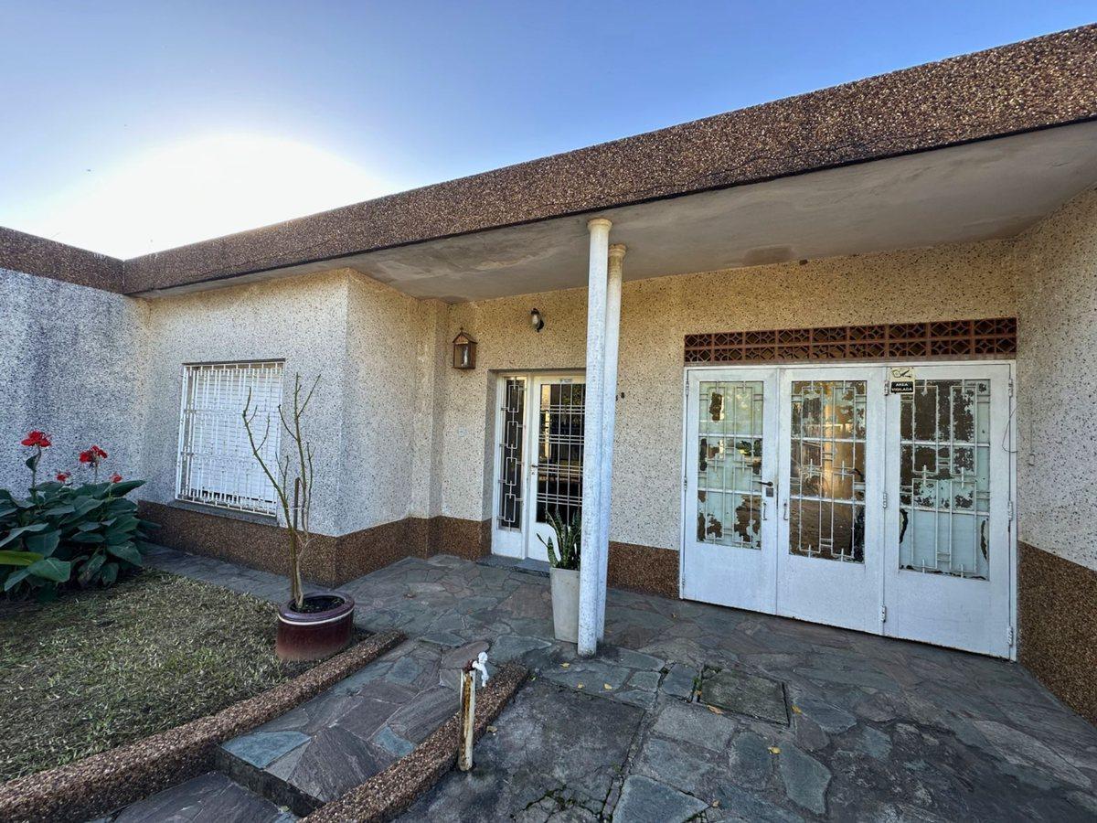 Foto de VENTA CASA 2 DORMITORIOS + DPTO 1 DORMITORIO 6 AMB, imagen 2