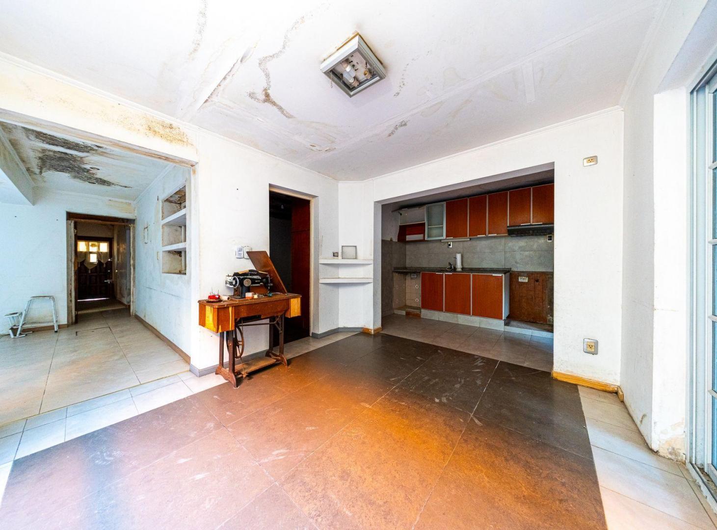 Foto de VENTA CASA 4 DORMITORIOS BARRIO ALVEAR CON COCHERA, imagen 3