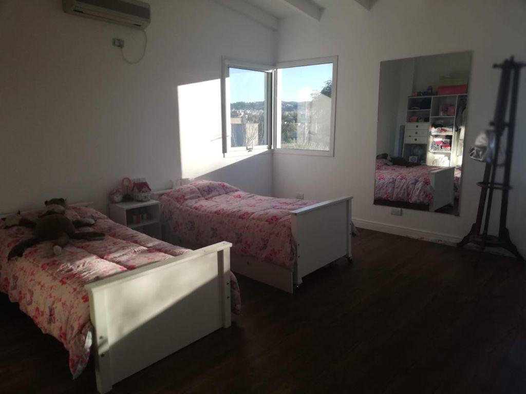 Vendo Casa en La Cuesta 4 Dor. Lote Plano. Pileta 2
