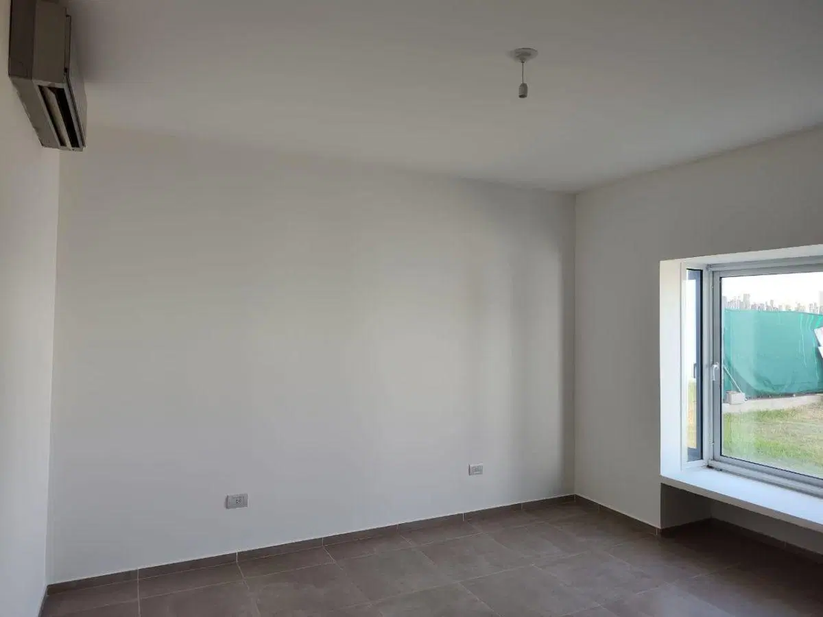 ALQUILO CASA EN SANTINA NORTE EN UNA PLANTA. 3 DOR. 3B. ESCRITORIO. IMPECABLE! 5
