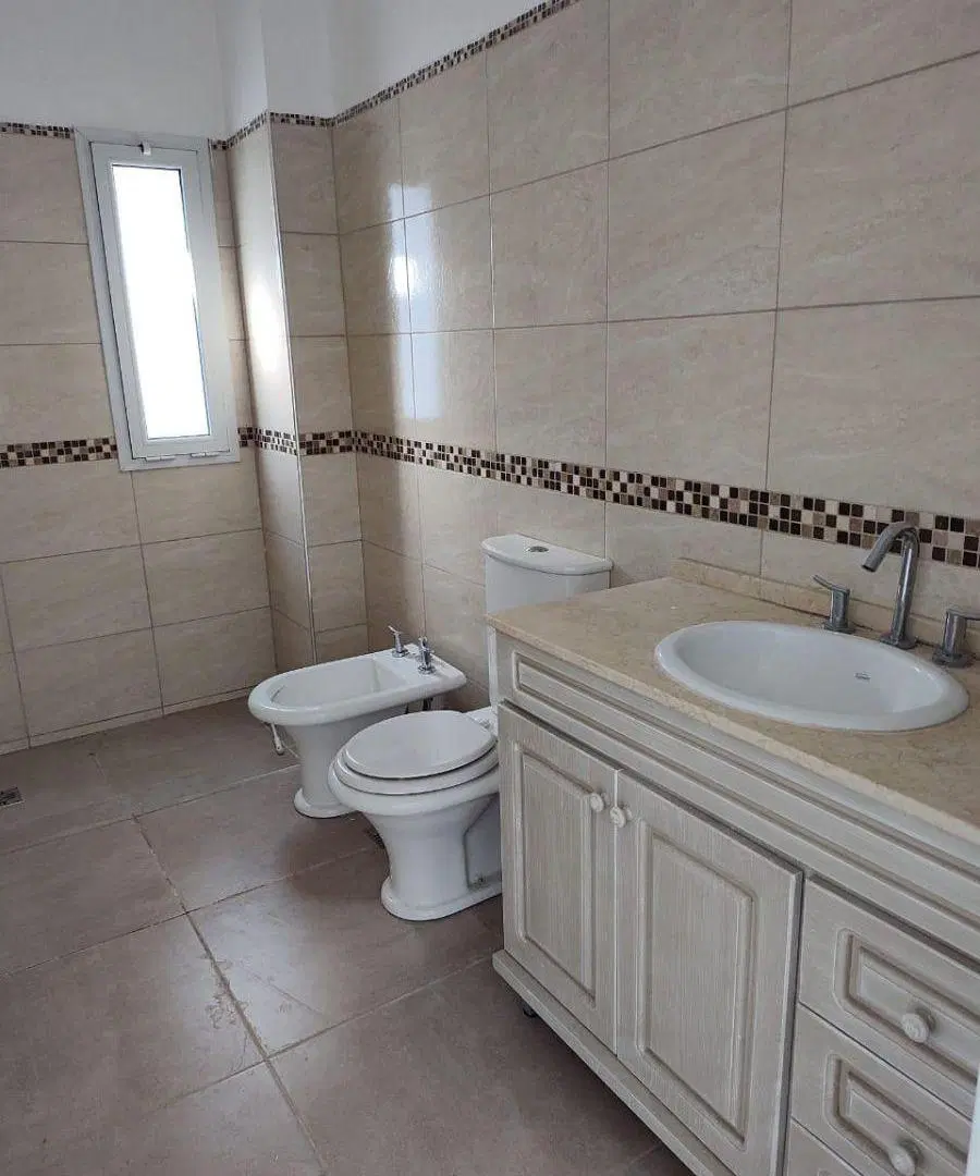 ALQUILO CASA EN SANTINA NORTE EN UNA PLANTA. 3 DOR. 3B. ESCRITORIO. IMPECABLE! 3