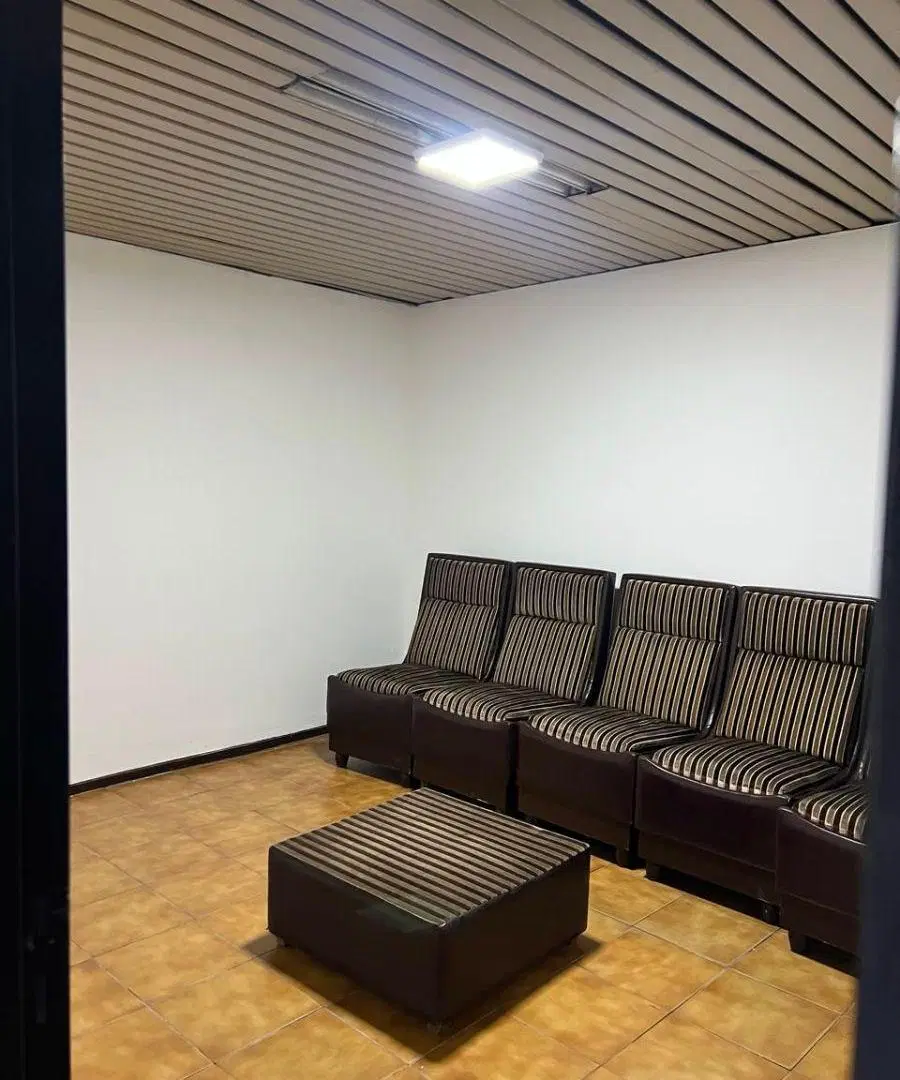 ALQUILO LOCAL COMERCIAL/PROFESIONAL AV. OLMOS 433. 2 PRIV. COC. RECEPCION. AMPLIO. 4