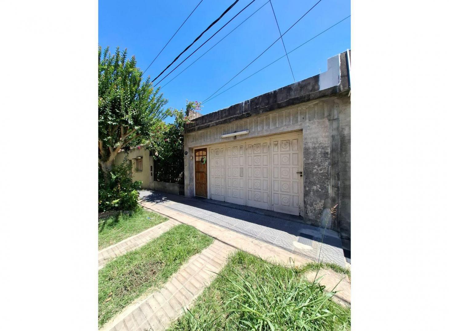 Foto de Amplia casa en venta con garaje. Dos casas en una. Apto credito., imagen 2