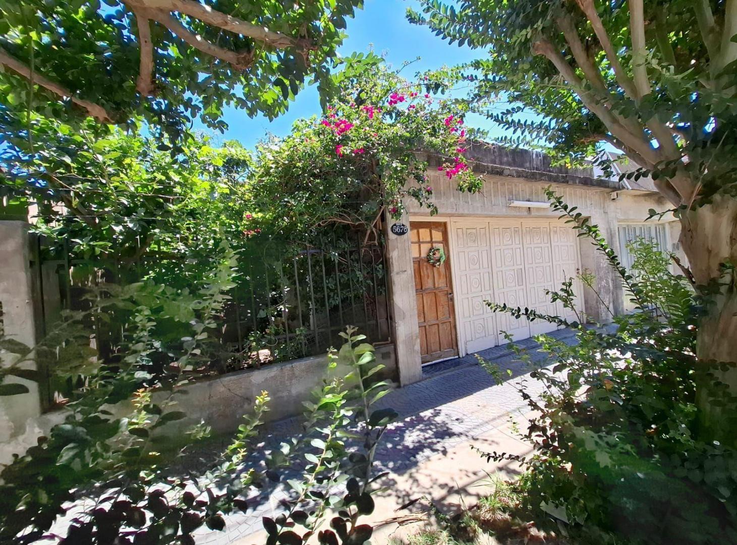 Foto de Amplia casa en venta con garaje. Dos casas en una. Apto credito., imagen 1