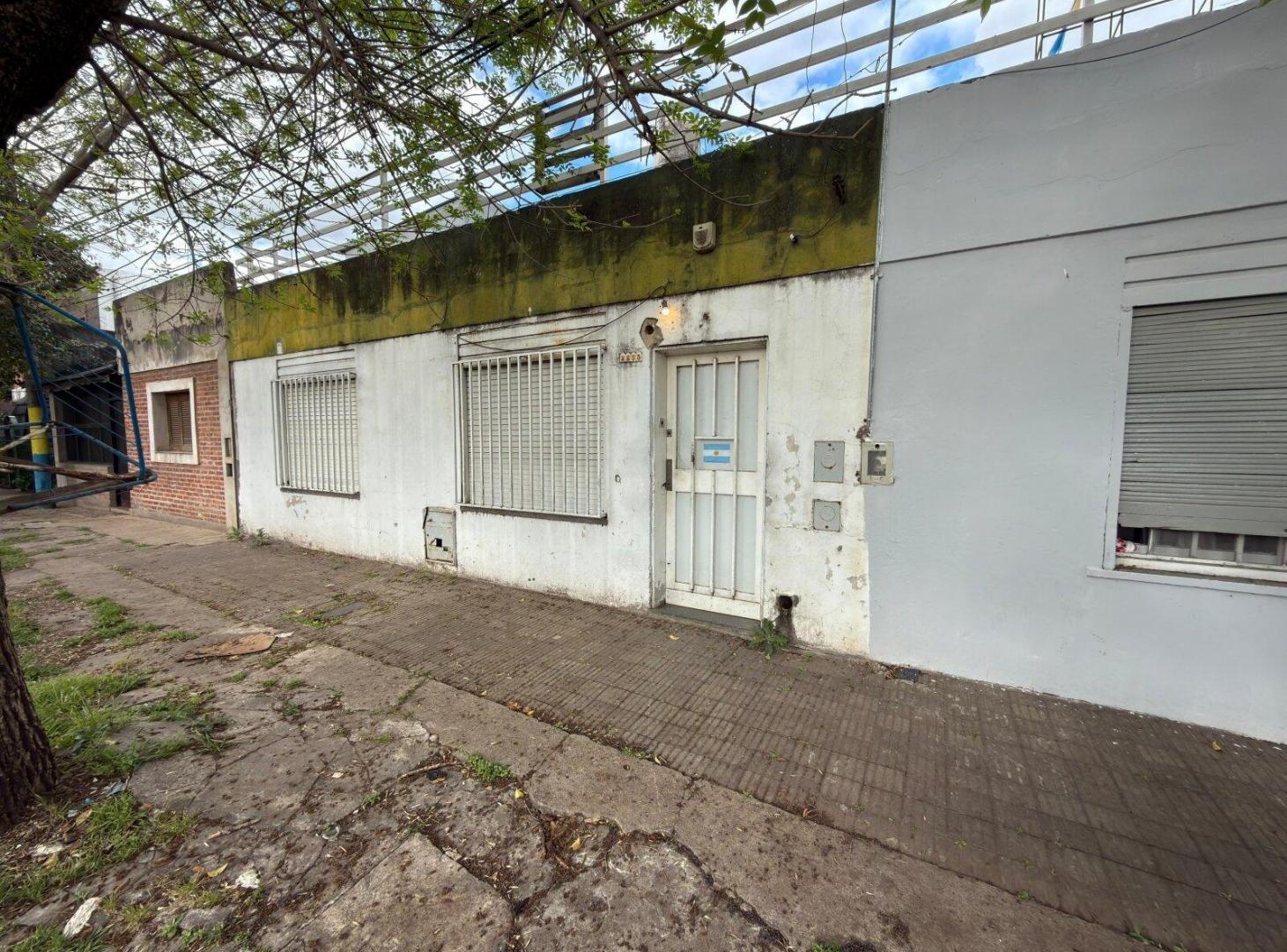 Foto de Casa de 2 dormitorios con local comercial y cochera, imagen 1