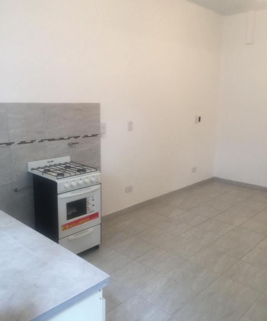 Foto de Departamento de 40 m² con 1 dormitorio en alquiler en Berazategui, imagen 2