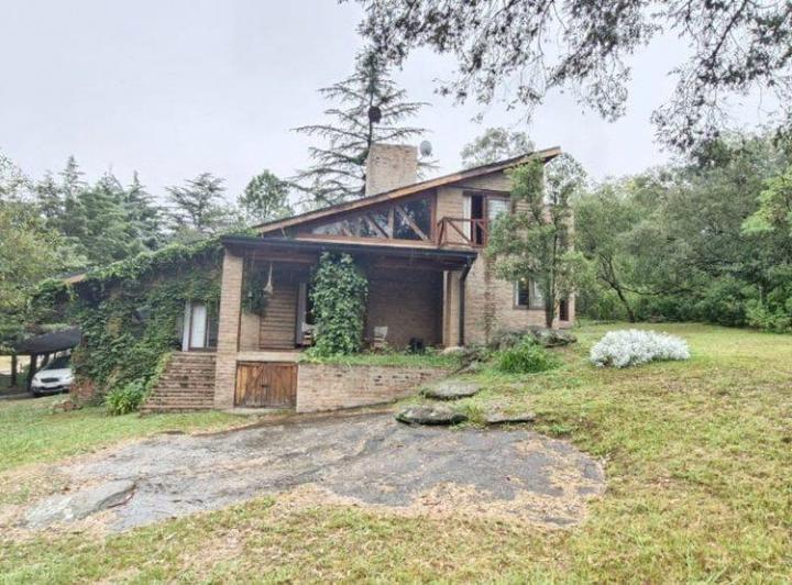 CASA 5 DORMITORIOS PILETA Y ARROYO PROPIO EN TANTI 5