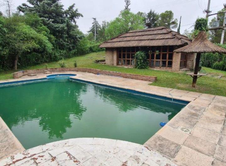 CASA 5 DORMITORIOS PILETA Y ARROYO PROPIO EN TANTI 2