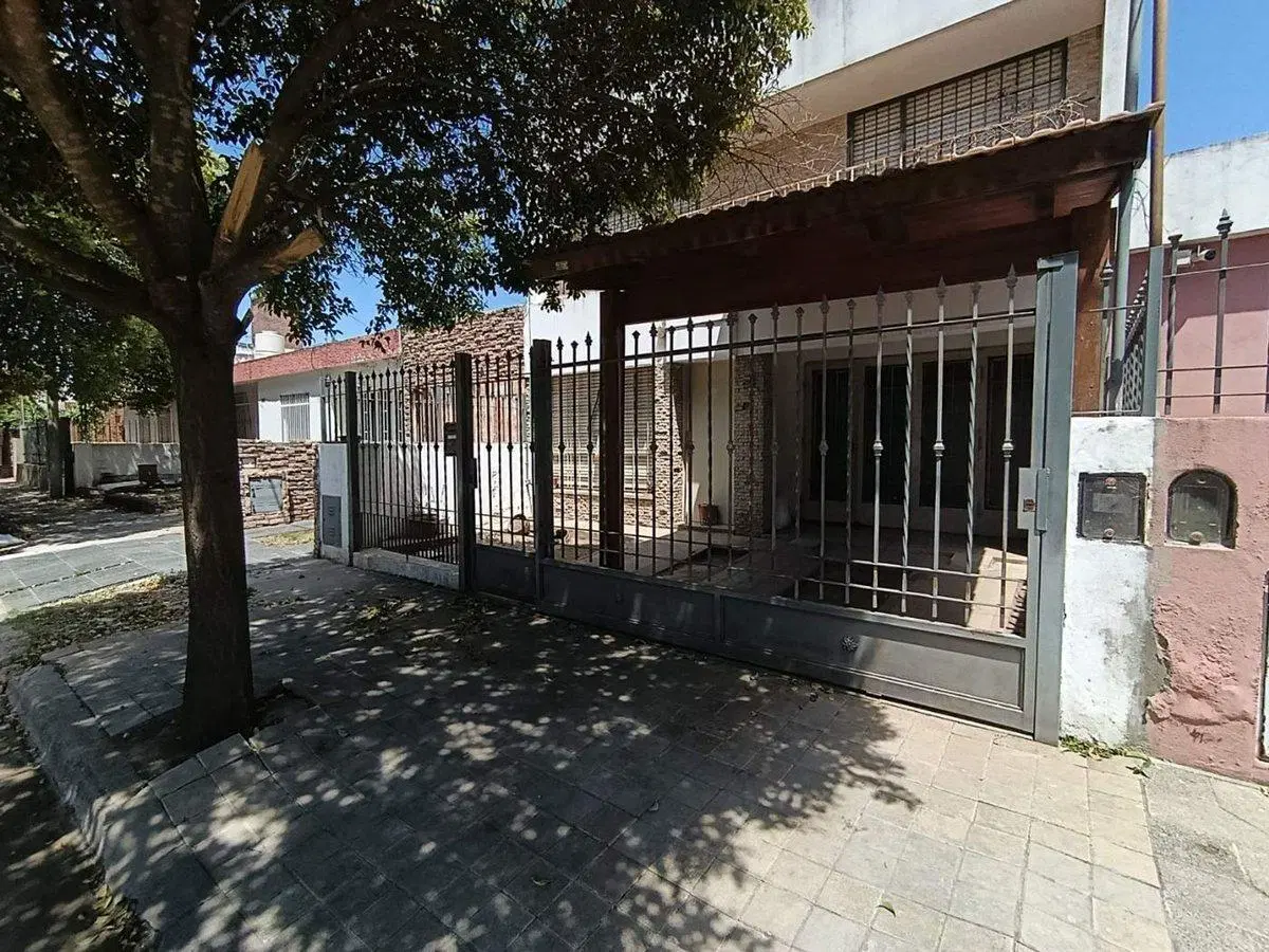 VENTA CASA DE 3 DORMITORIOS EN BARRIO AYACUCHO 3
