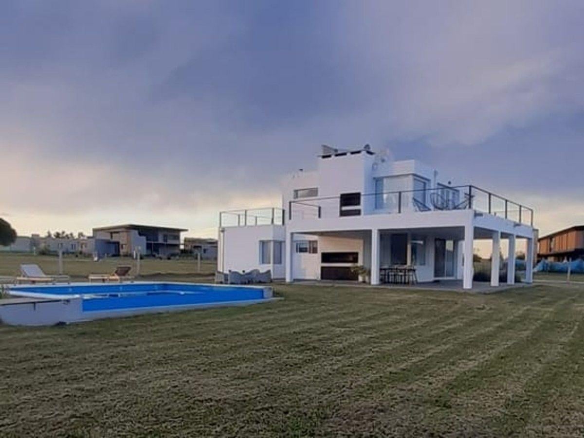 SE VENDE CASA DE 3 DORM, EN PUERTO DEL AGUILA