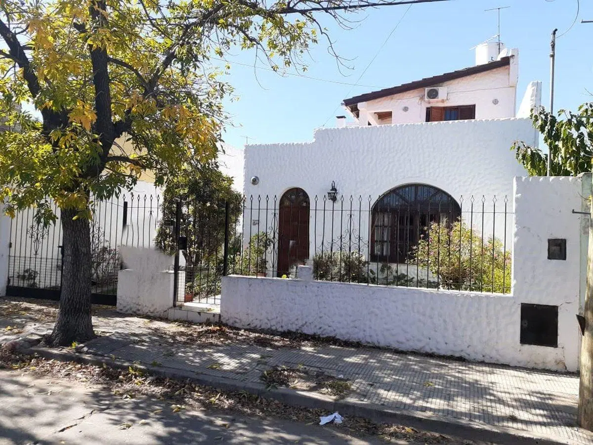 CASA 4 DORMITORIOS Y 3 BAÑOS EN B.PUEYRREDON 4