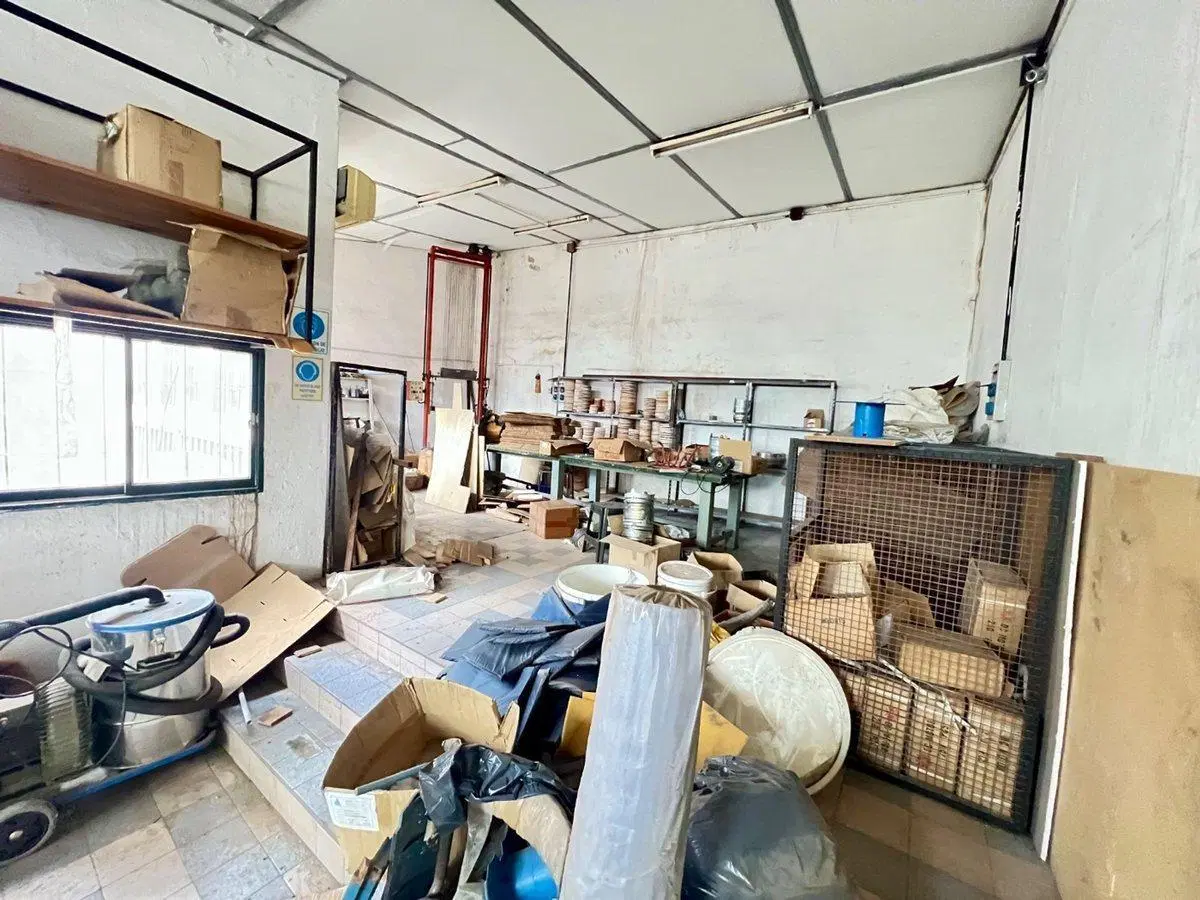 VENDE LOCAL COMERCIAL CON GALPON 2