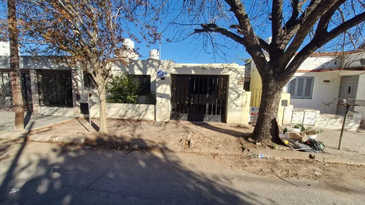 DOS CASAS DE 2 DORMITORIOS Y PATIO EN YOFRE SUD 4