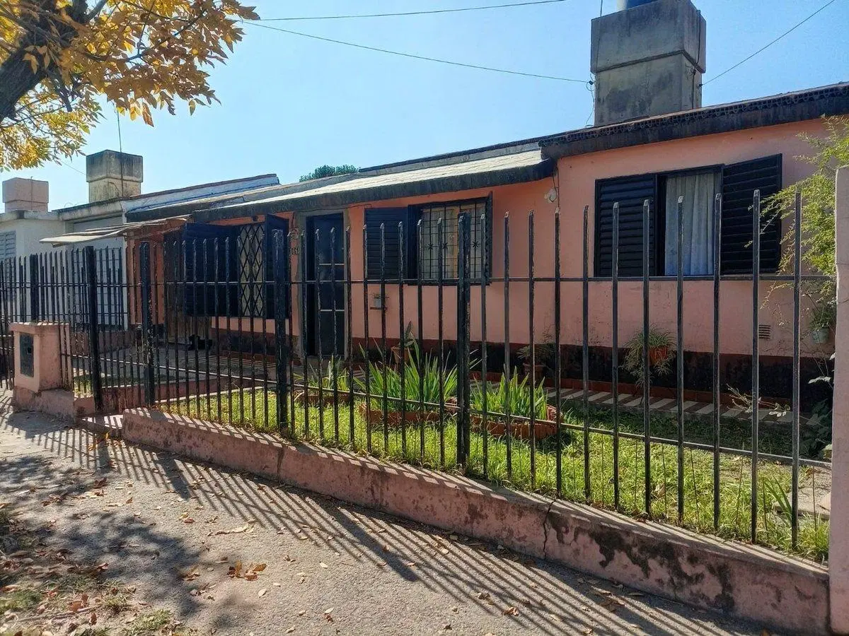 VENTA DE CASA BARRIO LAS LILAS 3 DORMITORIOS 4