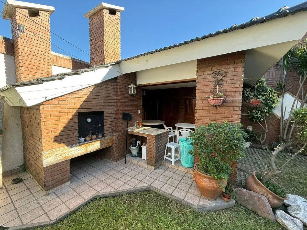 VENTA CASA 4 DORMITORIOS. B° AYACUCHO APTA CREDITO 4
